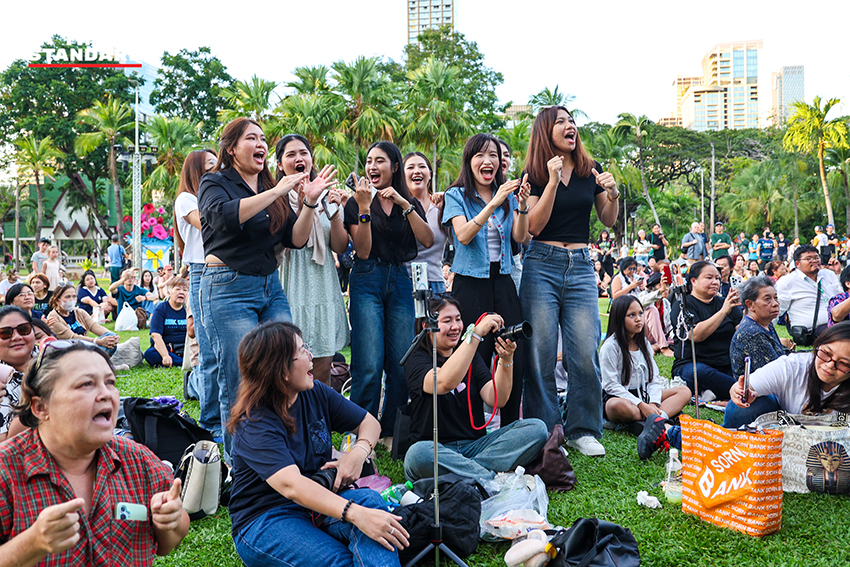 การแสดงลิเกในงาน 'ลิเกในสวน' โดย กทม. ที่สวนลุมพินี นำโดย แบงค์ ศรราม น้ำเพชร และจิ้งหรีดขาว วงศ์เทวัญ 2