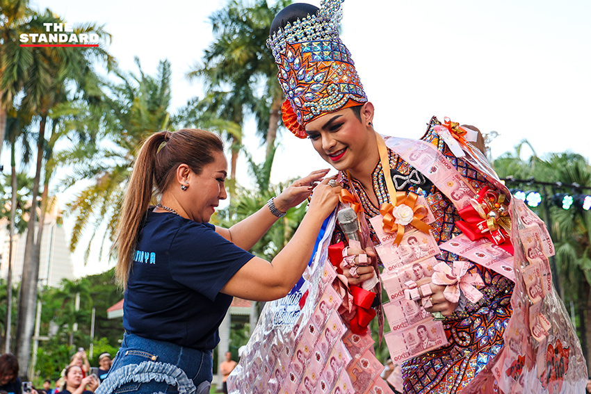 การแสดงลิเกในงาน 'ลิเกในสวน' โดย กทม. ที่สวนลุมพินี นำโดย แบงค์ ศรราม น้ำเพชร และจิ้งหรีดขาว วงศ์เทวัญ 3