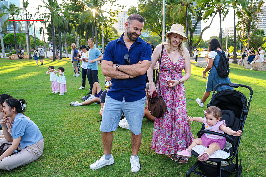 การแสดงลิเกในงาน 'ลิเกในสวน' โดย กทม. ที่สวนลุมพินี นำโดย แบงค์ ศรราม น้ำเพชร และจิ้งหรีดขาว วงศ์เทวัญ 5