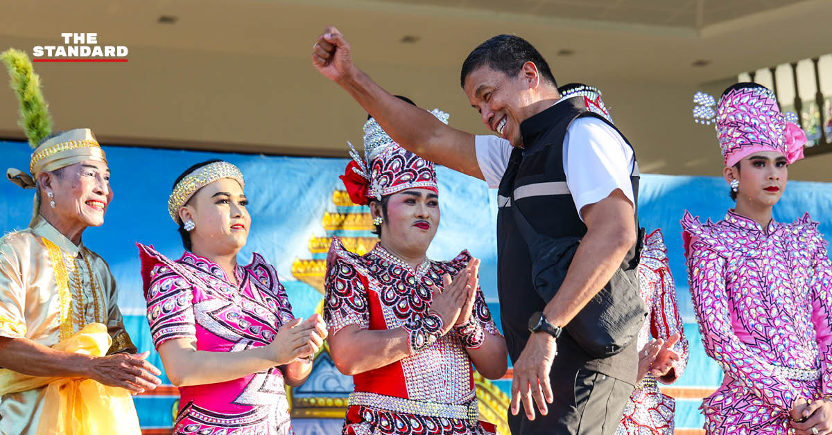 การแสดงลิเกในงาน 'ลิเกในสวน' โดย กทม. ที่สวนลุมพินี นำโดย แบงค์ ศรราม น้ำเพชร และจิ้งหรีดขาว วงศ์เทวัญ