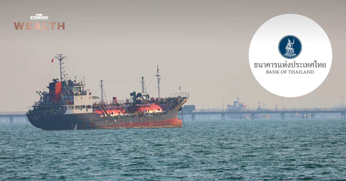 ภาพกราฟิกโลโก้แบงก์ชาติ พร้อมตัวอักษร 'เศรษฐกิจไทย มีความเสี่ยงขาลง จ่อปรับประมาณการ พร้อมเปิด 2 ฉากทัศน์' และภาพพื้นหลังช่องแคบฮอร์มุซ