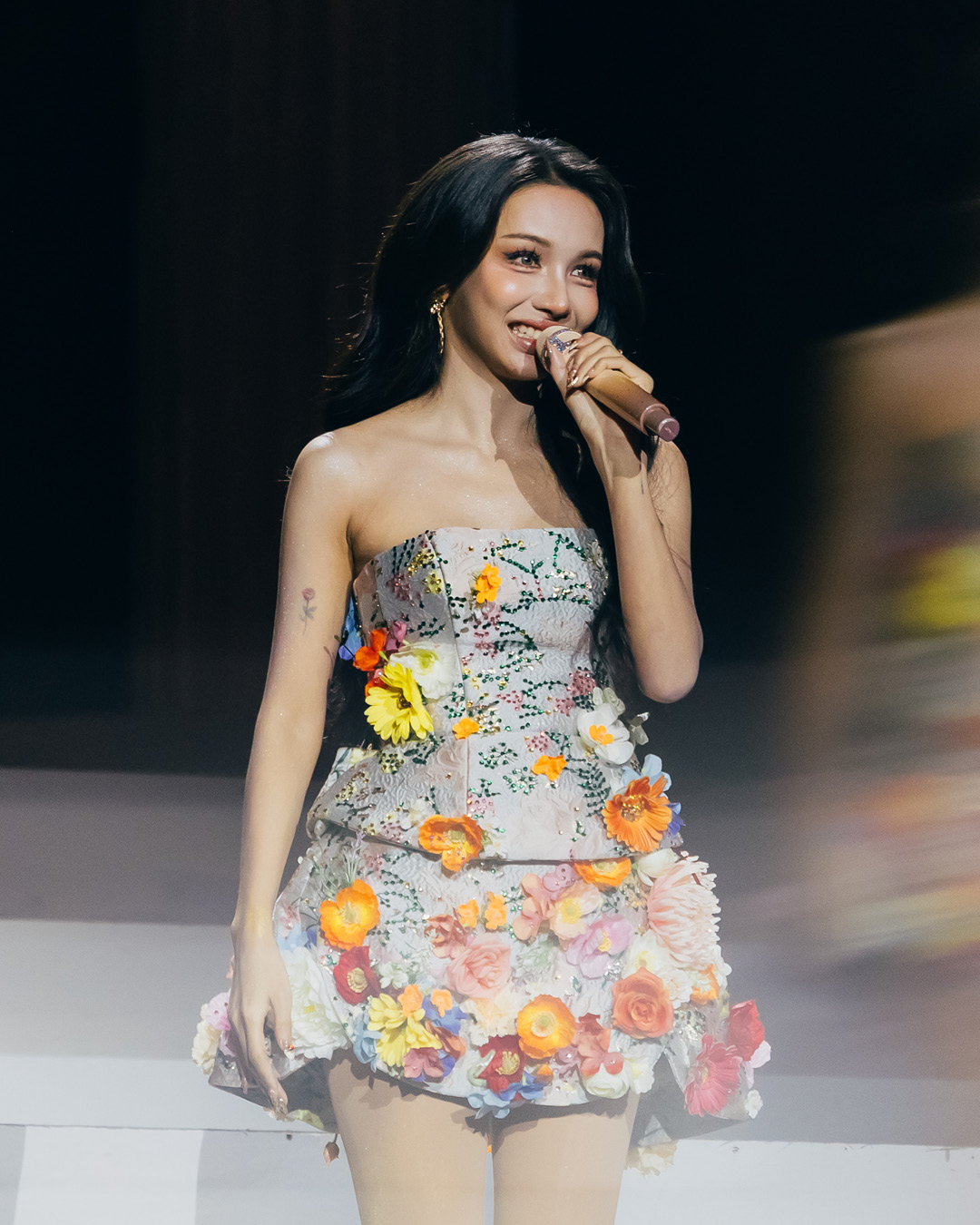 โบว์กี้ไลอ้อน (BOWKYLION) ขณะทำการแสดงบนเวทีคอนเสิร์ต KARAWA CONCERT 1