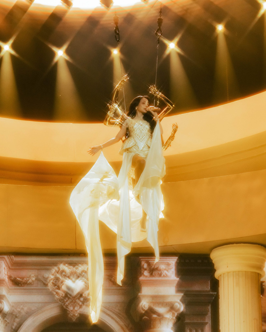 โบว์กี้ไลอ้อน (BOWKYLION) ขณะทำการแสดงบนเวทีคอนเสิร์ต KARAWA CONCERT 2