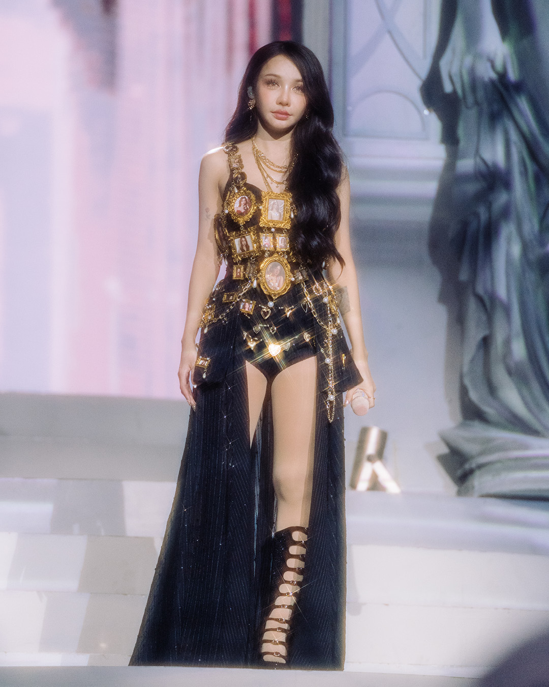 โบว์กี้ไลอ้อน (BOWKYLION) ขณะทำการแสดงบนเวทีคอนเสิร์ต KARAWA CONCERT 3