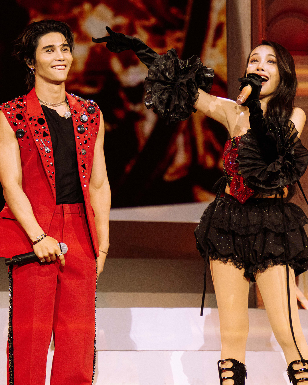 โบว์กี้ไลอ้อน (BOWKYLION) ขณะทำการแสดงบนเวทีคอนเสิร์ต KARAWA CONCERT 4