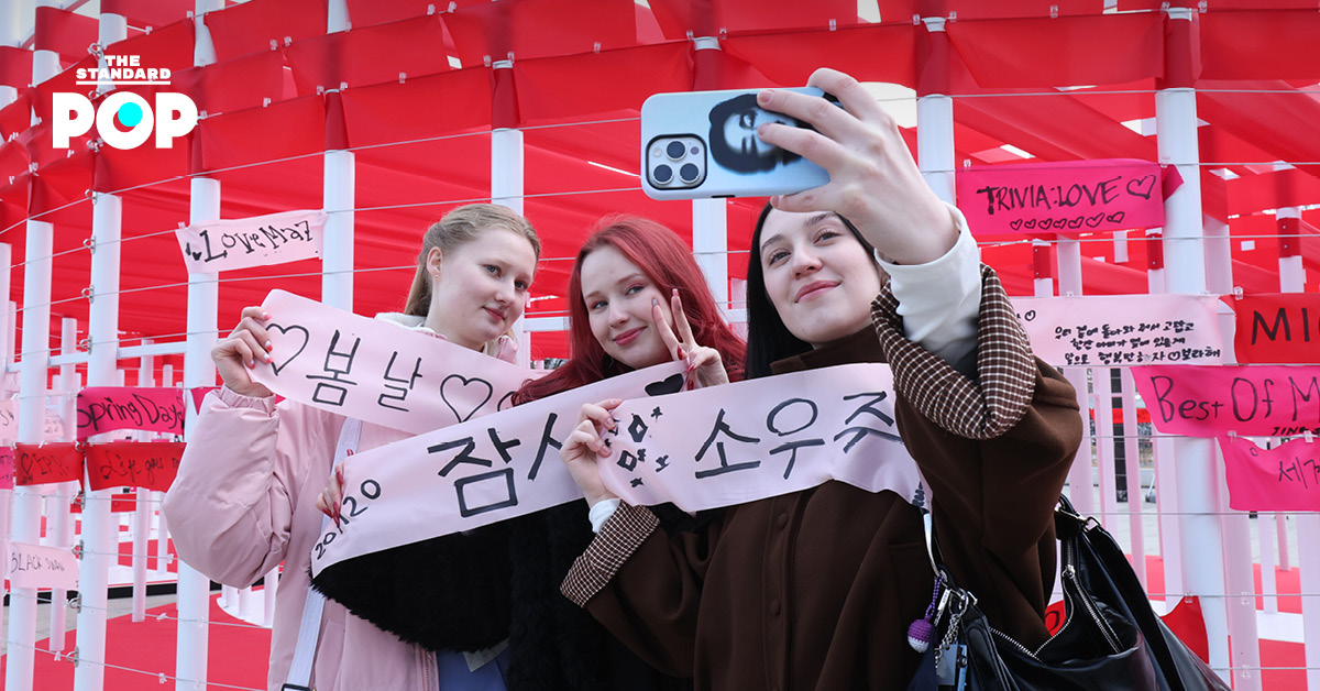 แฟนคลับวง BTS รวมตัวกันหน้าสถานที่จัดคอนเสิร์ตที่กรุงโซล