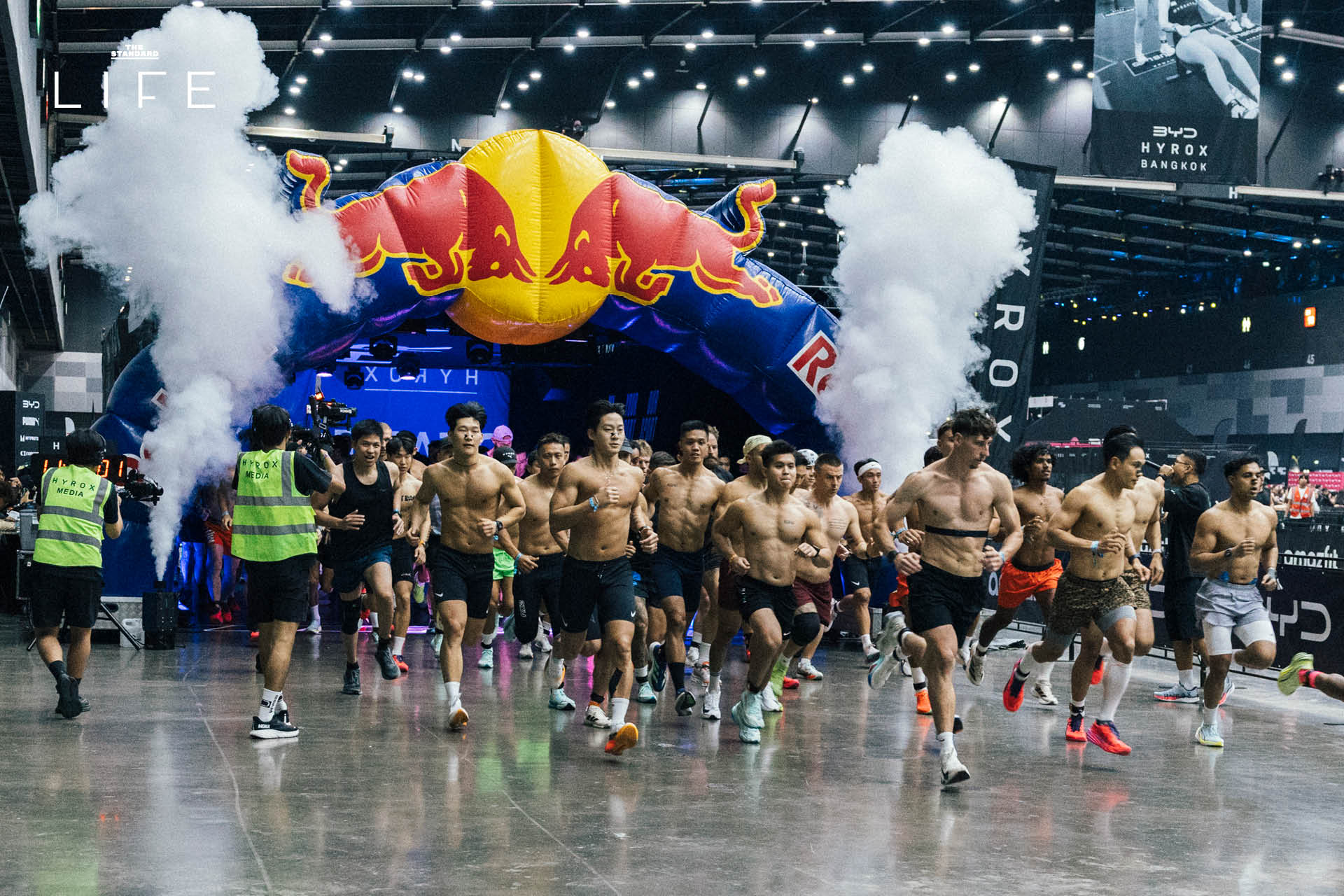 ภาพบรรยากาศนักแสดงและอินฟลูเอนเซอร์ชื่อดังร่วมการแข่งขัน Men Doubles สุดเข้มข้น ในงาน BYD HYROX Bangkok 2026 ณ ไบเทค บางนา 1