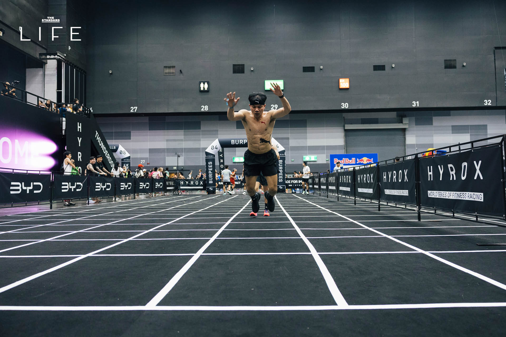 ภาพบรรยากาศนักแสดงและอินฟลูเอนเซอร์ชื่อดังร่วมการแข่งขัน Men Doubles สุดเข้มข้น ในงาน BYD HYROX Bangkok 2026 ณ ไบเทค บางนา 10
