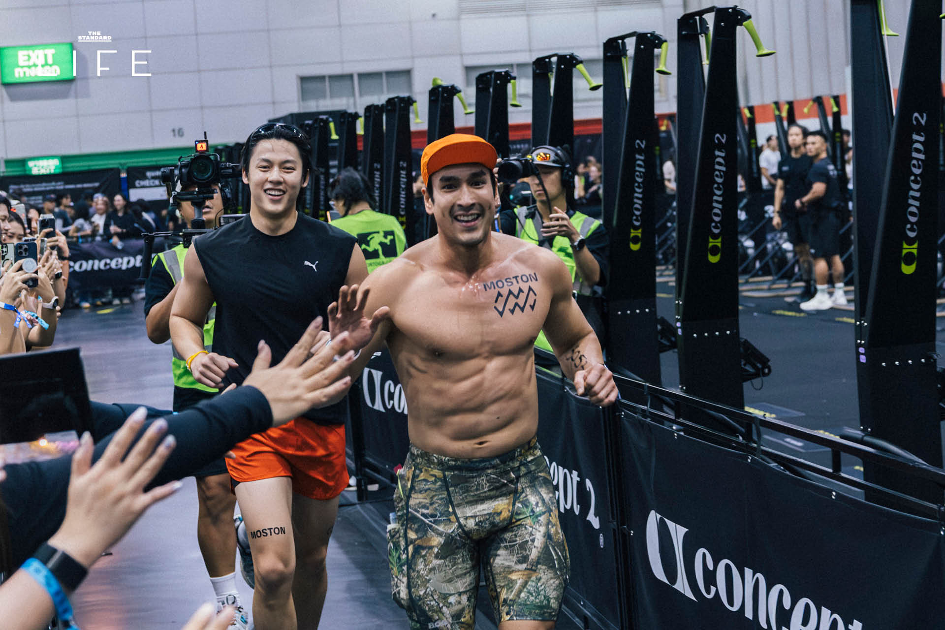 ภาพบรรยากาศนักแสดงและอินฟลูเอนเซอร์ชื่อดังร่วมการแข่งขัน Men Doubles สุดเข้มข้น ในงาน BYD HYROX Bangkok 2026 ณ ไบเทค บางนา 3