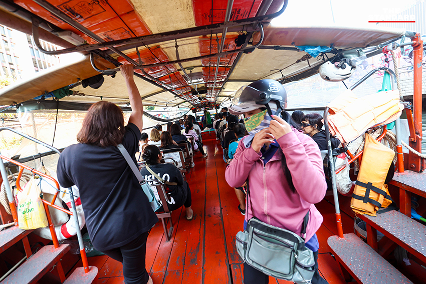 ภาพเรือด่วนเจ้าพระยากำลังแล่นอยู่ในแม่น้ำเจ้าพระยา 1