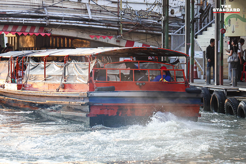 ภาพเรือด่วนเจ้าพระยากำลังแล่นอยู่ในแม่น้ำเจ้าพระยา 10
