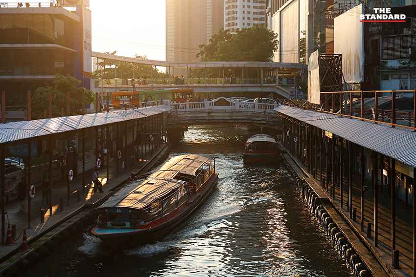 ภาพเรือด่วนเจ้าพระยากำลังแล่นอยู่ในแม่น้ำเจ้าพระยา 11