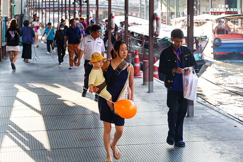 ภาพเรือด่วนเจ้าพระยากำลังแล่นอยู่ในแม่น้ำเจ้าพระยา 3