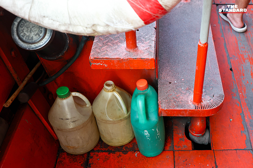 ภาพเรือด่วนเจ้าพระยากำลังแล่นอยู่ในแม่น้ำเจ้าพระยา 4