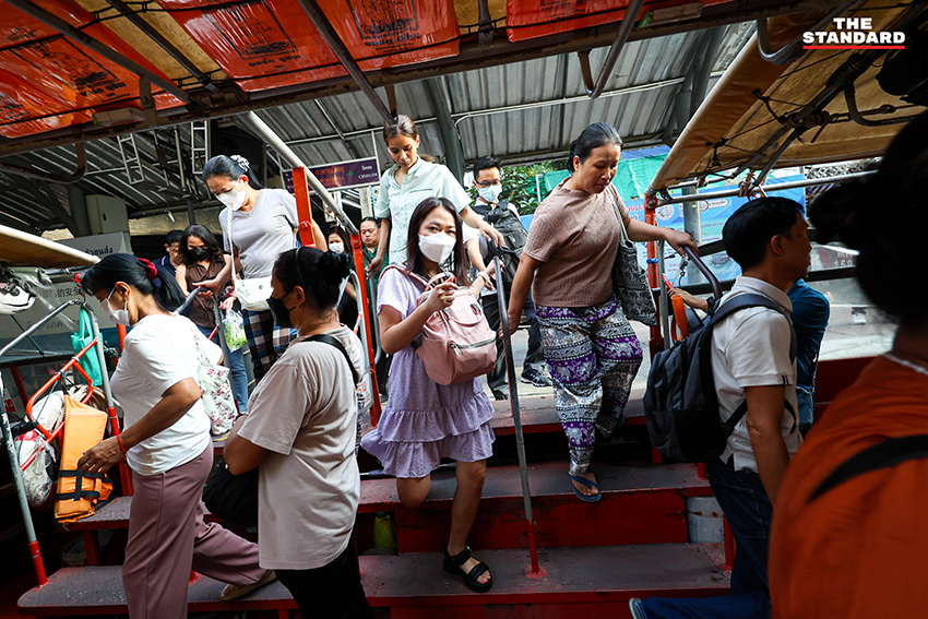 ภาพเรือด่วนเจ้าพระยากำลังแล่นอยู่ในแม่น้ำเจ้าพระยา 5