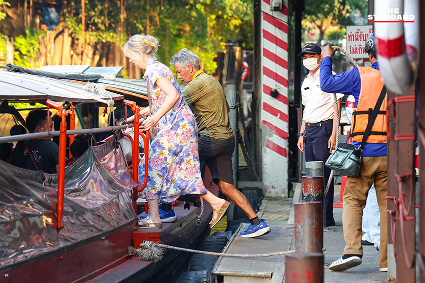 ภาพเรือด่วนเจ้าพระยากำลังแล่นอยู่ในแม่น้ำเจ้าพระยา 7
