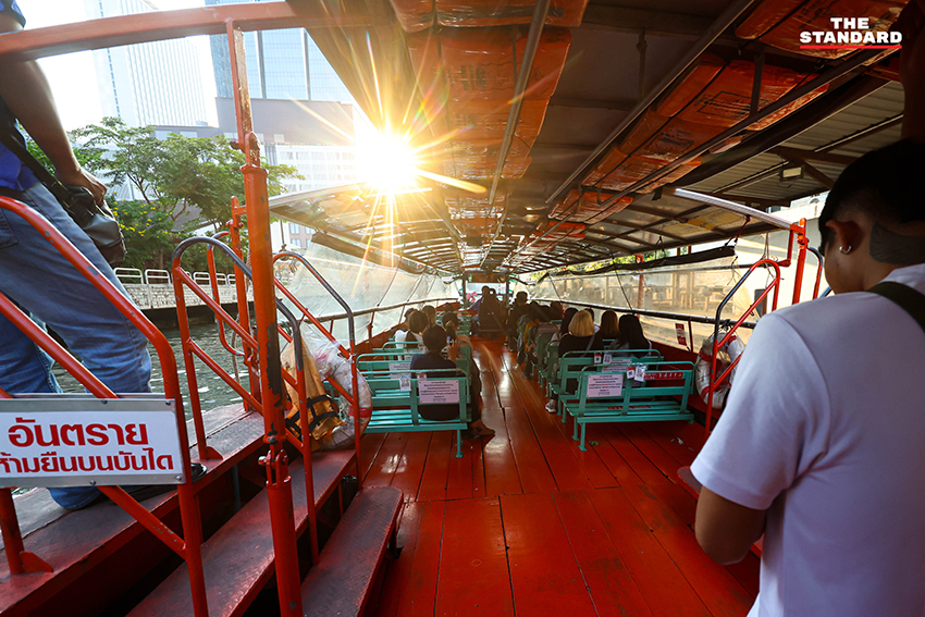 ภาพเรือด่วนเจ้าพระยากำลังแล่นอยู่ในแม่น้ำเจ้าพระยา 9