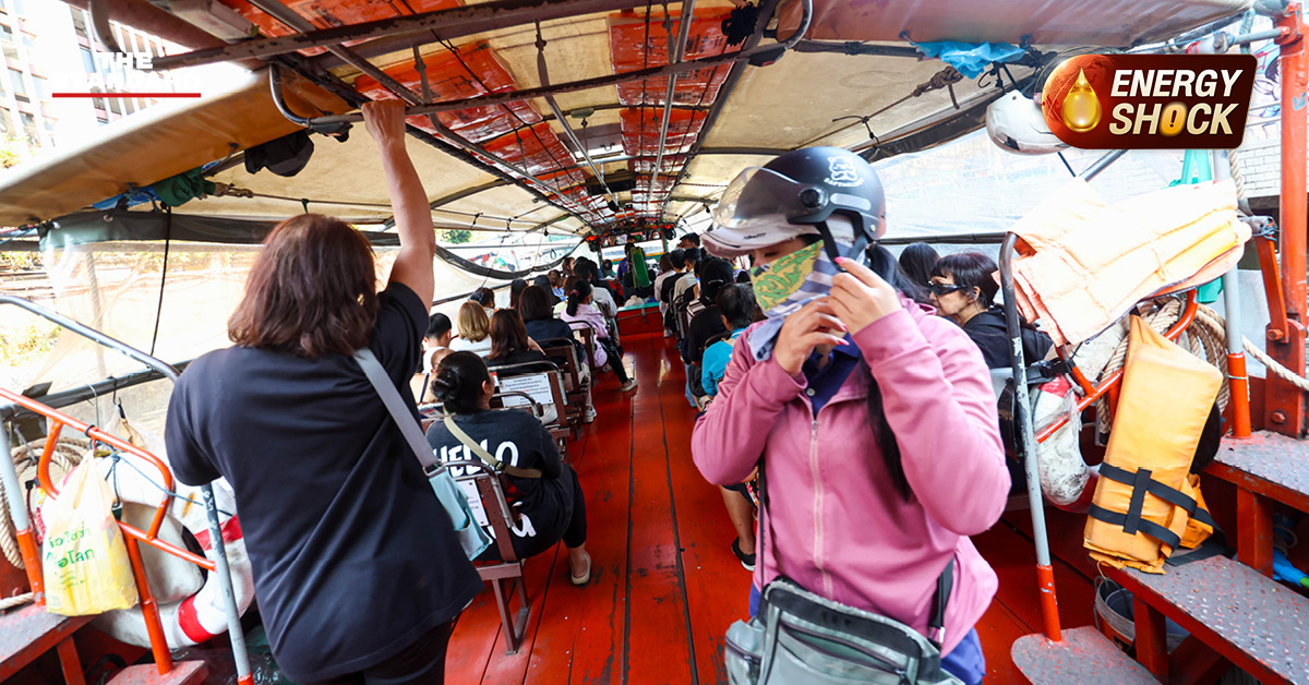 ภาพเรือด่วนเจ้าพระยากำลังแล่นอยู่ในแม่น้ำเจ้าพระยา