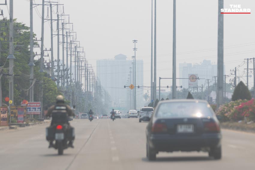 ภาพมุมสูงเมืองเชียงใหม่ที่ถูกปกคลุมด้วยฝุ่นควัน PM2.5 หนาแน่น แสดงถึงวิกฤตมลพิษทางอากาศ 2