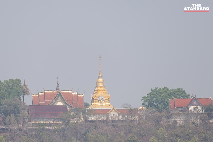 ภาพมุมสูงเมืองเชียงใหม่ที่ถูกปกคลุมด้วยฝุ่นควัน PM2.5 หนาแน่น แสดงถึงวิกฤตมลพิษทางอากาศ 3