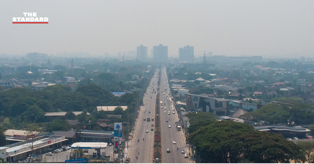 ภาพมุมสูงเมืองเชียงใหม่ที่ถูกปกคลุมด้วยฝุ่นควัน PM2.5 หนาแน่น แสดงถึงวิกฤตมลพิษทางอากาศ