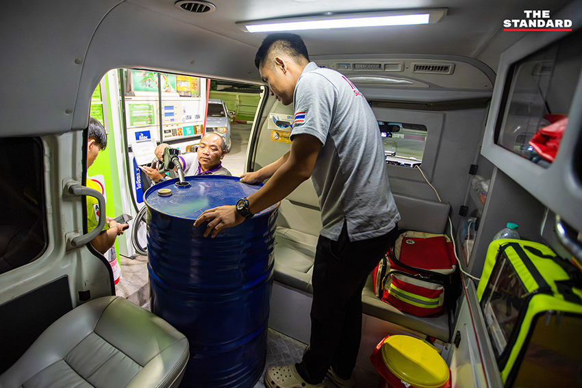 รถกู้ชีพ กู้ภัย และรถพยาบาล เติมน้ำมันดีเซลที่ปั๊มบางจากเชียงใหม่ หลังเผชิญวิกฤตน้ำมันขาดแคลน 2