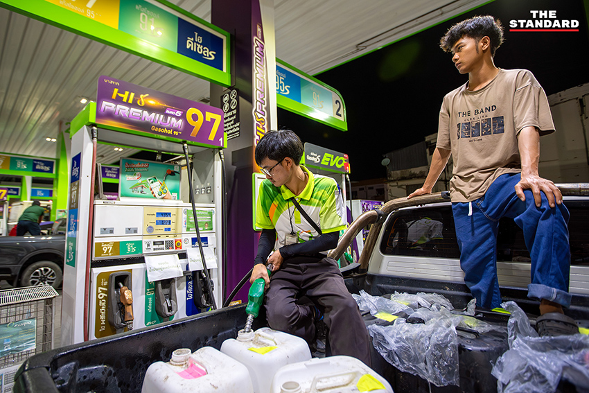 รถกู้ชีพ กู้ภัย และรถพยาบาล เติมน้ำมันดีเซลที่ปั๊มบางจากเชียงใหม่ หลังเผชิญวิกฤตน้ำมันขาดแคลน 9