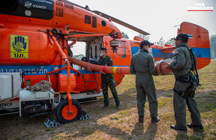 ภาพเฮลิคอปเตอร์ทิ้งน้ำดับไฟป่าบริเวณป่าภูเขาสันคมฟ้า อำเภอแม่วาง จังหวัดเชียงใหม่ เพื่อลดปัญหาฝุ่น PM2.5 10