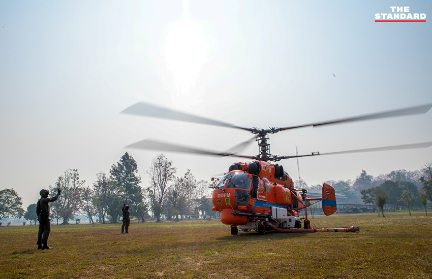 ภาพเฮลิคอปเตอร์ทิ้งน้ำดับไฟป่าบริเวณป่าภูเขาสันคมฟ้า อำเภอแม่วาง จังหวัดเชียงใหม่ เพื่อลดปัญหาฝุ่น PM2.5 11