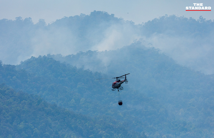 ภาพเฮลิคอปเตอร์ทิ้งน้ำดับไฟป่าบริเวณป่าภูเขาสันคมฟ้า อำเภอแม่วาง จังหวัดเชียงใหม่ เพื่อลดปัญหาฝุ่น PM2.5 12