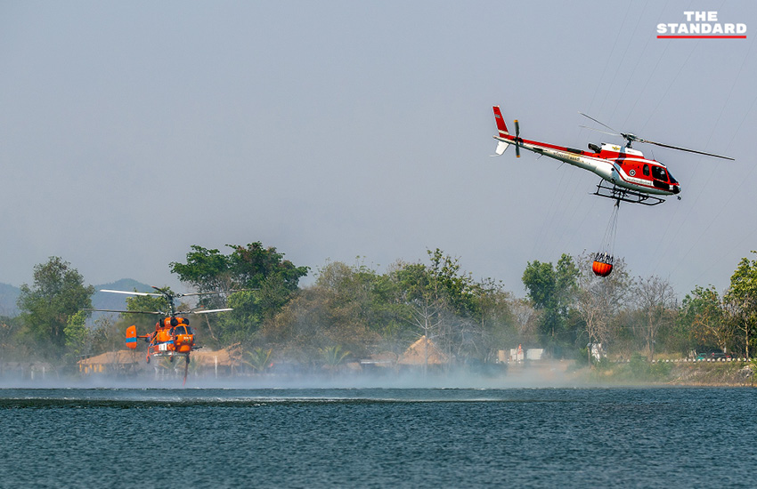 ภาพเฮลิคอปเตอร์ทิ้งน้ำดับไฟป่าบริเวณป่าภูเขาสันคมฟ้า อำเภอแม่วาง จังหวัดเชียงใหม่ เพื่อลดปัญหาฝุ่น PM2.5 2