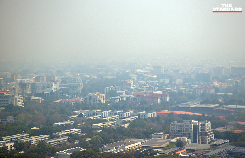 ภาพเฮลิคอปเตอร์ทิ้งน้ำดับไฟป่าบริเวณป่าภูเขาสันคมฟ้า อำเภอแม่วาง จังหวัดเชียงใหม่ เพื่อลดปัญหาฝุ่น PM2.5 3