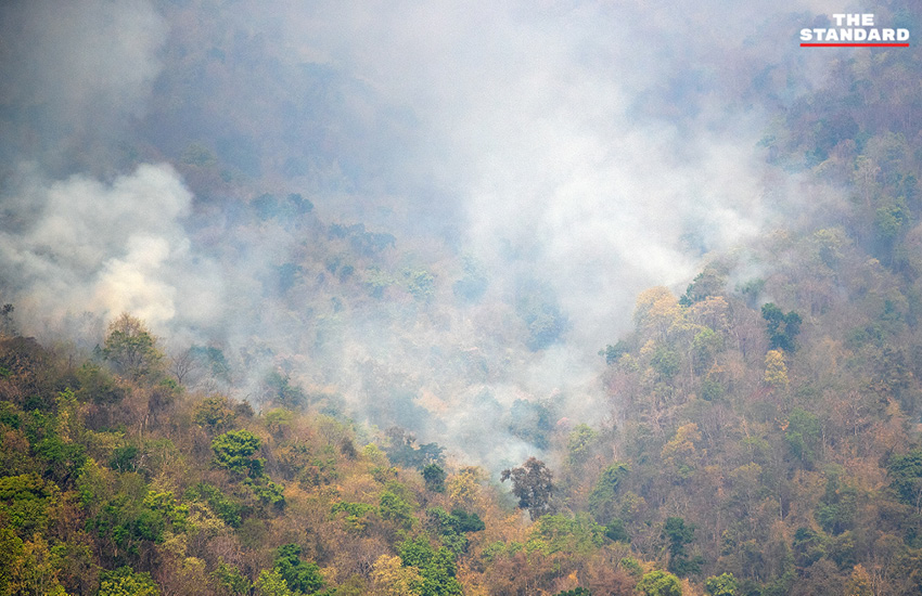 ภาพเฮลิคอปเตอร์ทิ้งน้ำดับไฟป่าบริเวณป่าภูเขาสันคมฟ้า อำเภอแม่วาง จังหวัดเชียงใหม่ เพื่อลดปัญหาฝุ่น PM2.5 4