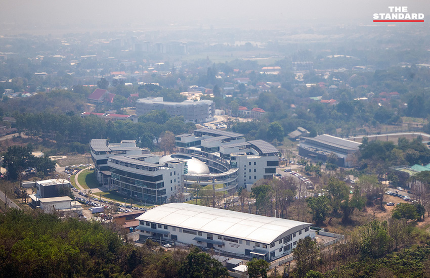 ภาพเฮลิคอปเตอร์ทิ้งน้ำดับไฟป่าบริเวณป่าภูเขาสันคมฟ้า อำเภอแม่วาง จังหวัดเชียงใหม่ เพื่อลดปัญหาฝุ่น PM2.5 5