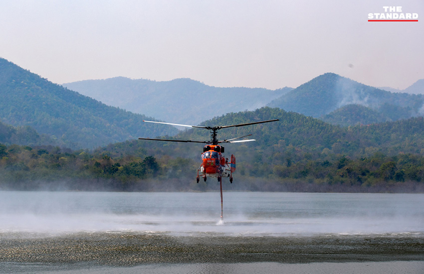 ภาพเฮลิคอปเตอร์ทิ้งน้ำดับไฟป่าบริเวณป่าภูเขาสันคมฟ้า อำเภอแม่วาง จังหวัดเชียงใหม่ เพื่อลดปัญหาฝุ่น PM2.5 6