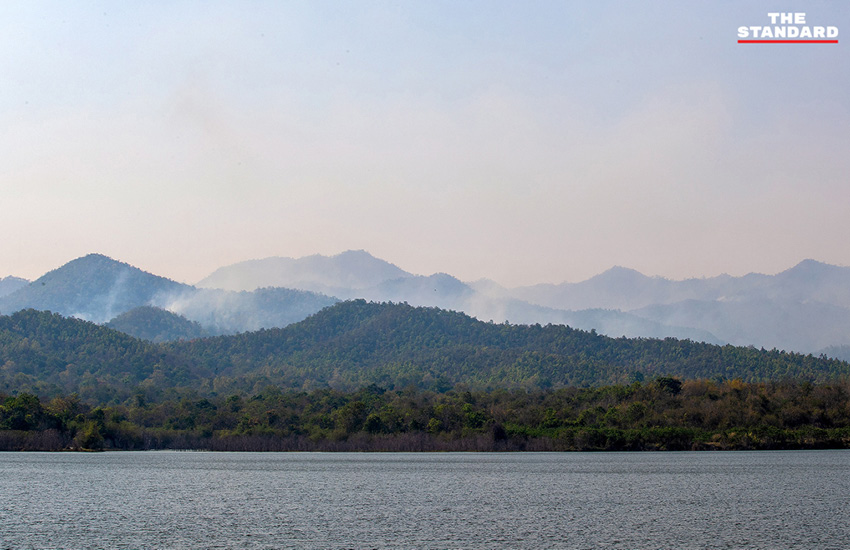 ภาพเฮลิคอปเตอร์ทิ้งน้ำดับไฟป่าบริเวณป่าภูเขาสันคมฟ้า อำเภอแม่วาง จังหวัดเชียงใหม่ เพื่อลดปัญหาฝุ่น PM2.5 7