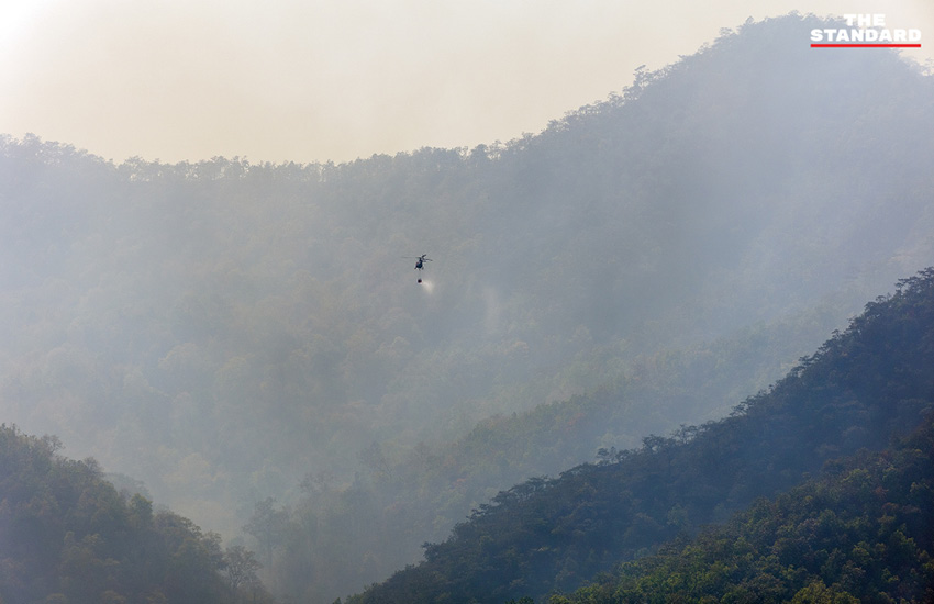 ภาพเฮลิคอปเตอร์ทิ้งน้ำดับไฟป่าบริเวณป่าภูเขาสันคมฟ้า อำเภอแม่วาง จังหวัดเชียงใหม่ เพื่อลดปัญหาฝุ่น PM2.5 9