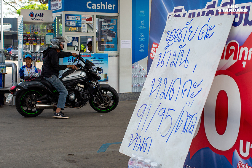 ประชาชนจำนวนมากแห่เติมน้ำมันในปั๊มแห่งหนึ่งที่จังหวัดเชียงใหม่ ท่ามกลางความกังวลจากวิกฤตตะวันออกกลาง 1