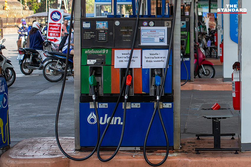 ประชาชนจำนวนมากแห่เติมน้ำมันในปั๊มแห่งหนึ่งที่จังหวัดเชียงใหม่ ท่ามกลางความกังวลจากวิกฤตตะวันออกกลาง 2