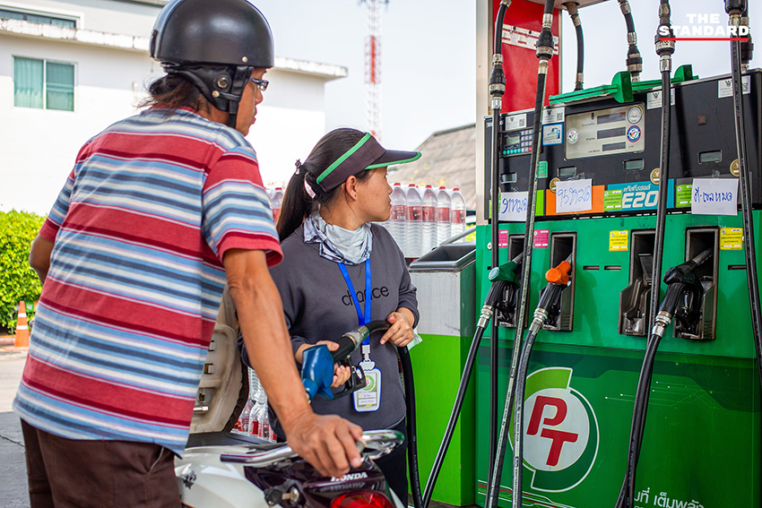 ประชาชนจำนวนมากแห่เติมน้ำมันในปั๊มแห่งหนึ่งที่จังหวัดเชียงใหม่ ท่ามกลางความกังวลจากวิกฤตตะวันออกกลาง 3