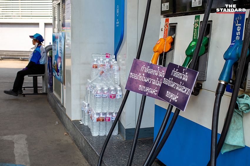ประชาชนจำนวนมากแห่เติมน้ำมันในปั๊มแห่งหนึ่งที่จังหวัดเชียงใหม่ ท่ามกลางความกังวลจากวิกฤตตะวันออกกลาง 4