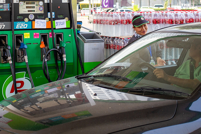 ประชาชนจำนวนมากแห่เติมน้ำมันในปั๊มแห่งหนึ่งที่จังหวัดเชียงใหม่ ท่ามกลางความกังวลจากวิกฤตตะวันออกกลาง 5