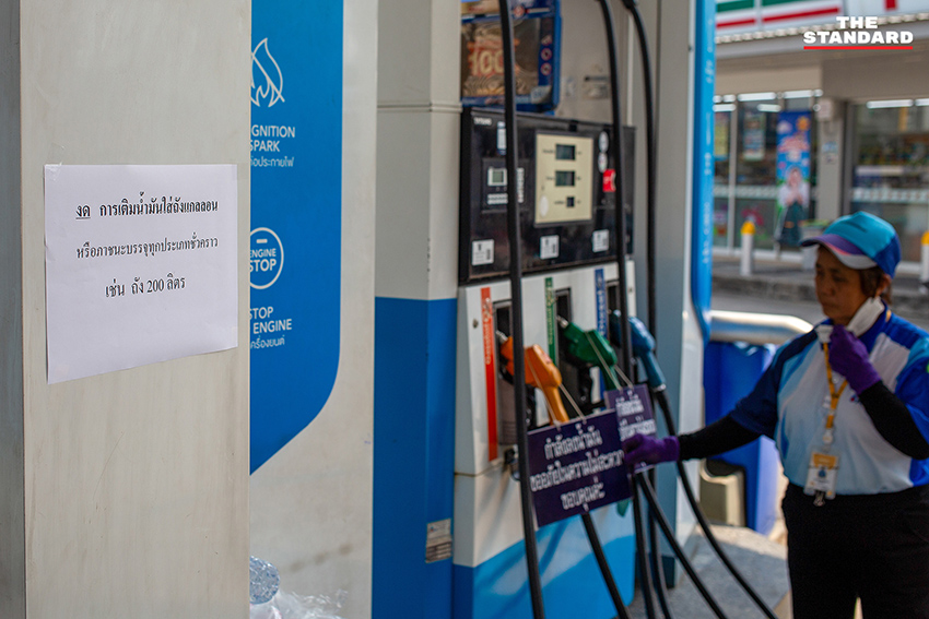 ประชาชนจำนวนมากแห่เติมน้ำมันในปั๊มแห่งหนึ่งที่จังหวัดเชียงใหม่ ท่ามกลางความกังวลจากวิกฤตตะวันออกกลาง 6