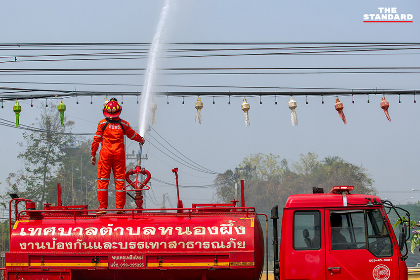 ภาพหมอกควันหนาปกคลุมเมืองเชียงใหม่ จนมองไม่เห็นดอยสุเทพ จากสถานการณ์ฝุ่น PM2.5 ที่วิกฤต 1