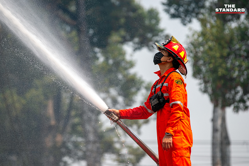 ภาพหมอกควันหนาปกคลุมเมืองเชียงใหม่ จนมองไม่เห็นดอยสุเทพ จากสถานการณ์ฝุ่น PM2.5 ที่วิกฤต 2