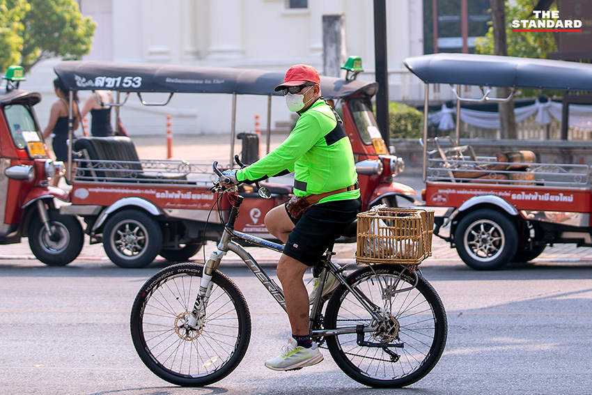 ภาพหมอกควันหนาปกคลุมเมืองเชียงใหม่ จนมองไม่เห็นดอยสุเทพ จากสถานการณ์ฝุ่น PM2.5 ที่วิกฤต 4