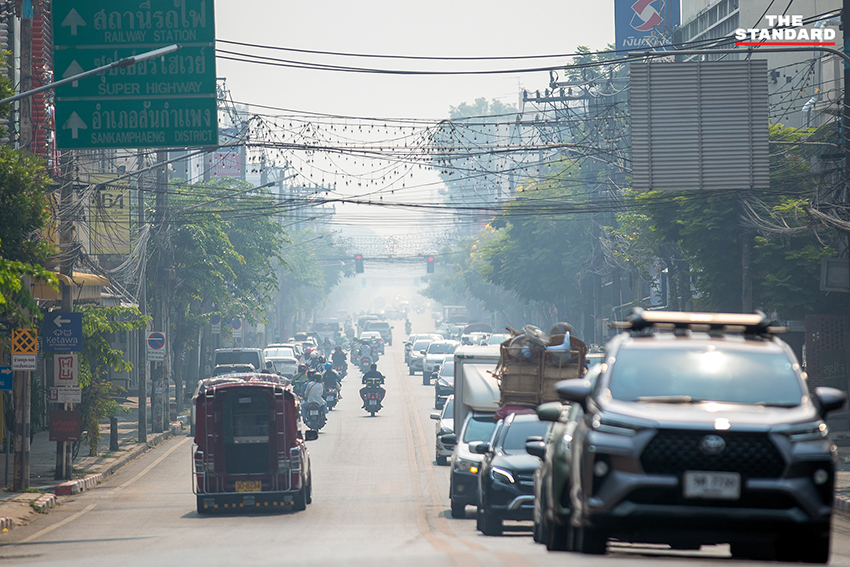 ภาพหมอกควันหนาปกคลุมเมืองเชียงใหม่ จนมองไม่เห็นดอยสุเทพ จากสถานการณ์ฝุ่น PM2.5 ที่วิกฤต 6