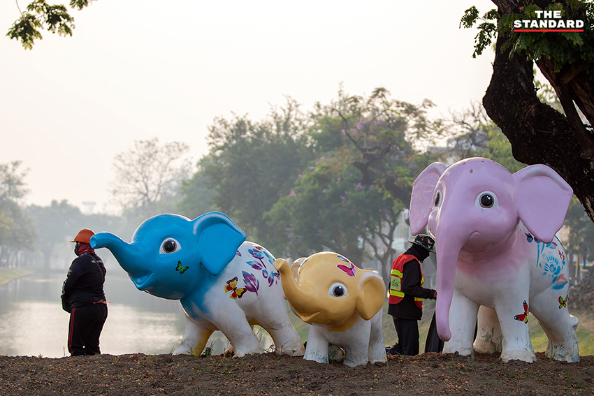 ภาพหมอกควันหนาปกคลุมเมืองเชียงใหม่ จนมองไม่เห็นดอยสุเทพ จากสถานการณ์ฝุ่น PM2.5 ที่วิกฤต 7