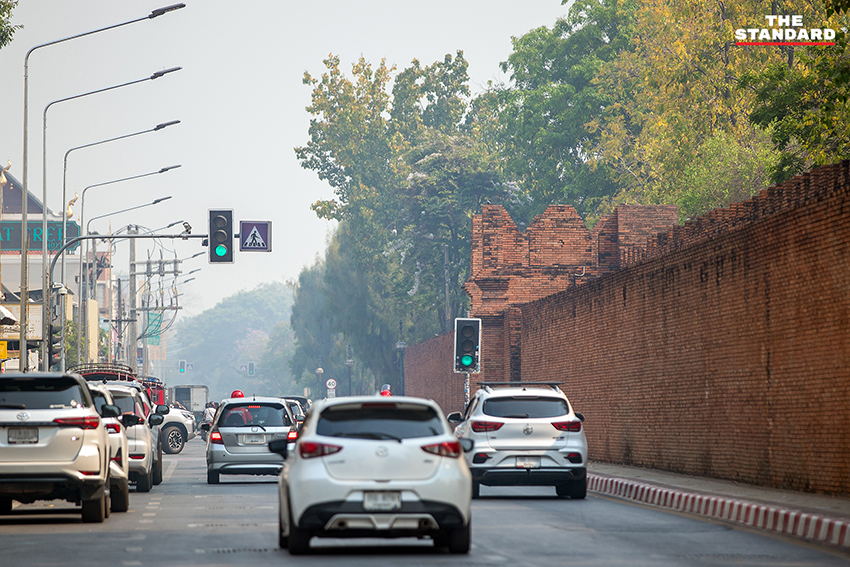 ภาพหมอกควันหนาปกคลุมเมืองเชียงใหม่ จนมองไม่เห็นดอยสุเทพ จากสถานการณ์ฝุ่น PM2.5 ที่วิกฤต 8