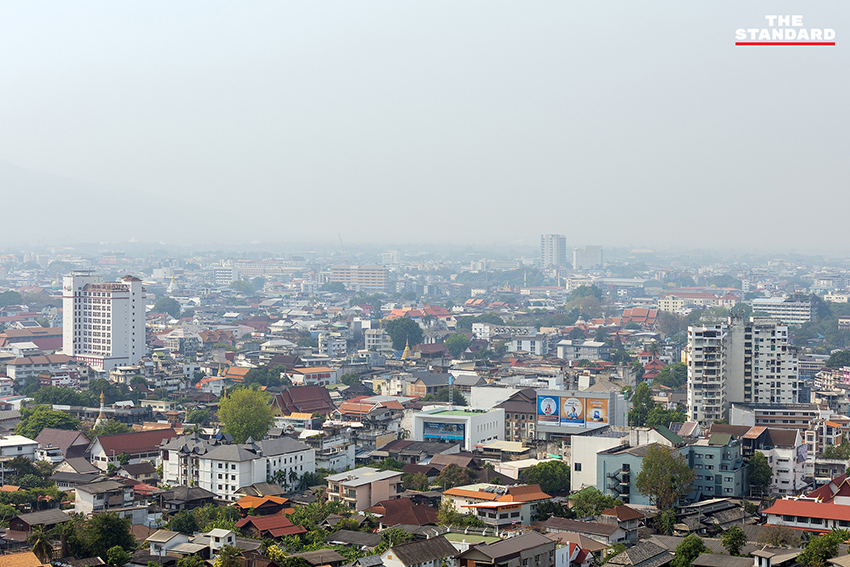 ภาพมุมสูงของเมืองเชียงใหม่ที่ปกคลุมด้วยหมอกควันหนาทึบจากฝุ่น PM2.5 ซึ่งส่งผลกระทบต่อทัศนวิสัย 1